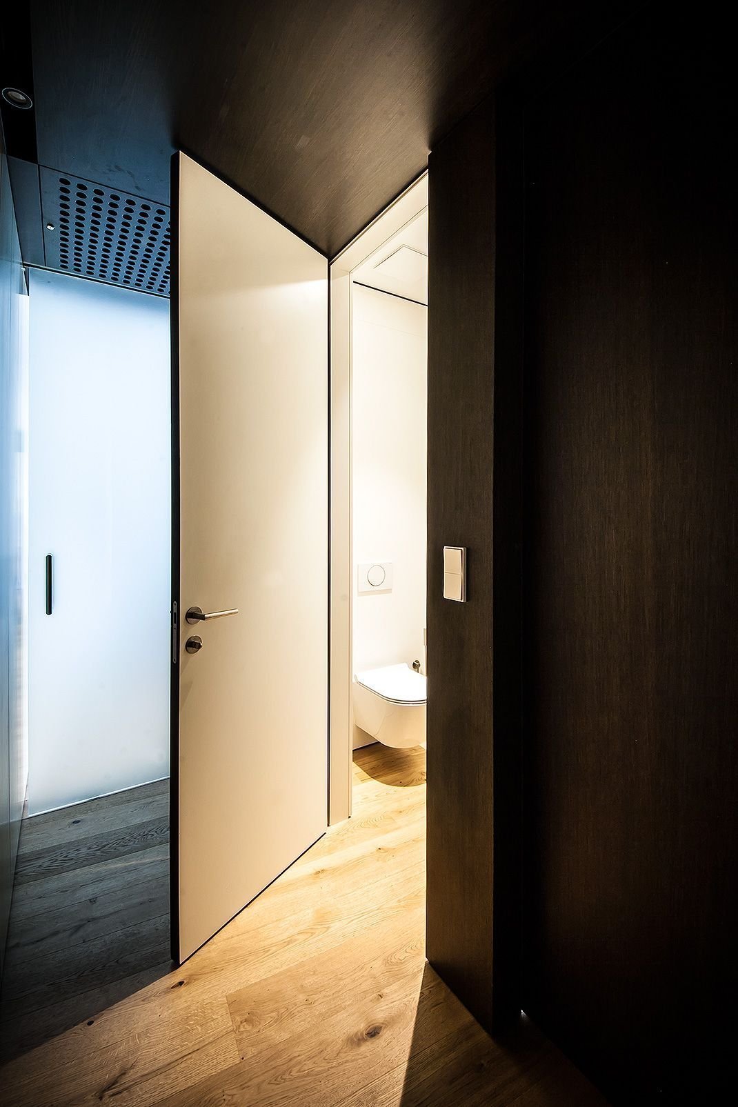 Proměna bytu? Černá mozaika i kuchyň bez horních skříněk