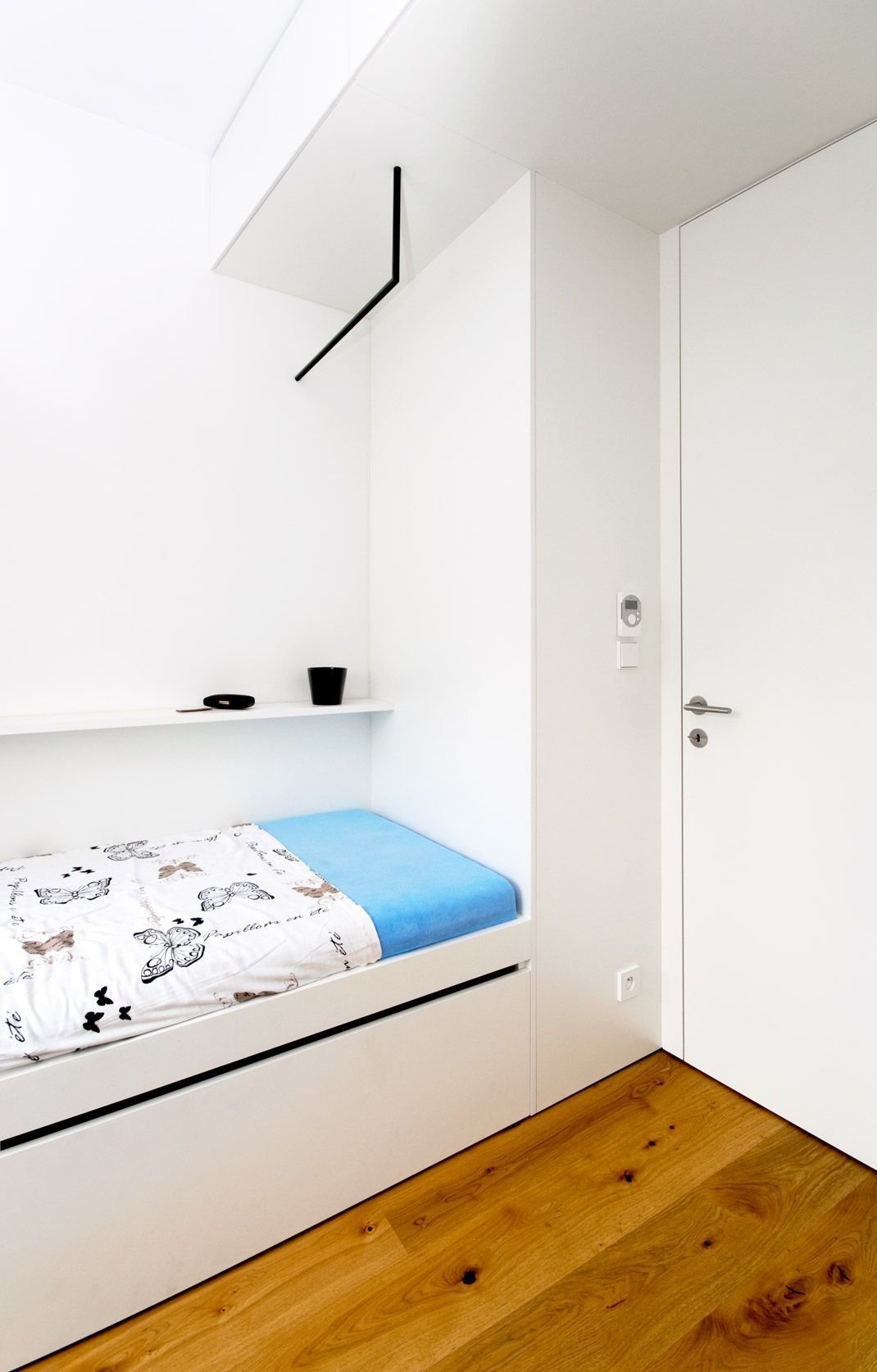 Proměna bytu? Černá mozaika i kuchyň bez horních skříněk