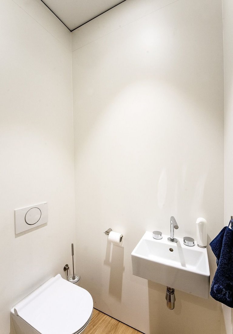 Proměna bytu? Černá mozaika i kuchyň bez horních skříněk