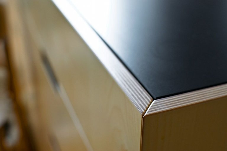 Proměna bytu? Černá mozaika i kuchyň bez horních skříněk