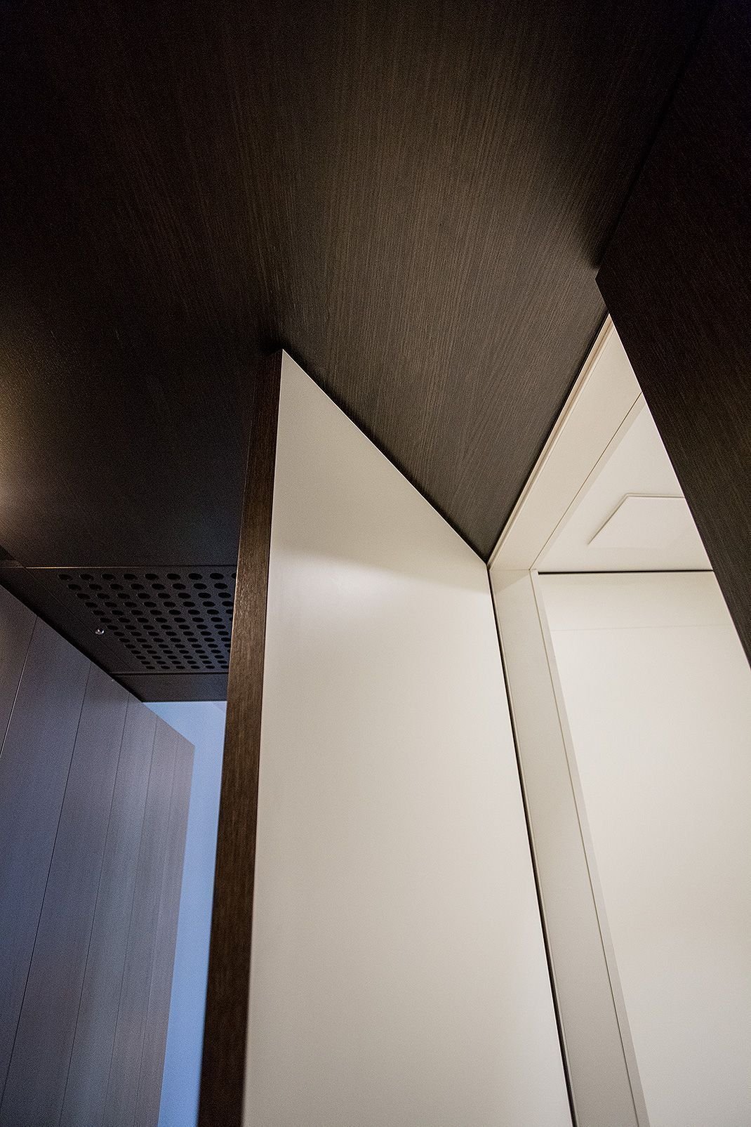 Proměna bytu? Černá mozaika i kuchyň bez horních skříněk