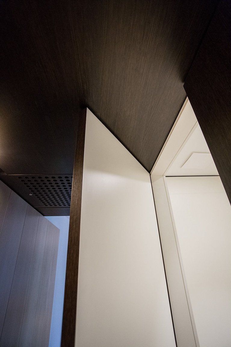 Proměna bytu? Černá mozaika i kuchyň bez horních skříněk