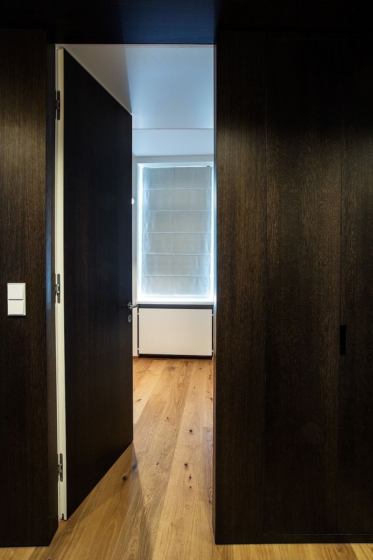 Proměna bytu? Černá mozaika i kuchyň bez horních skříněk