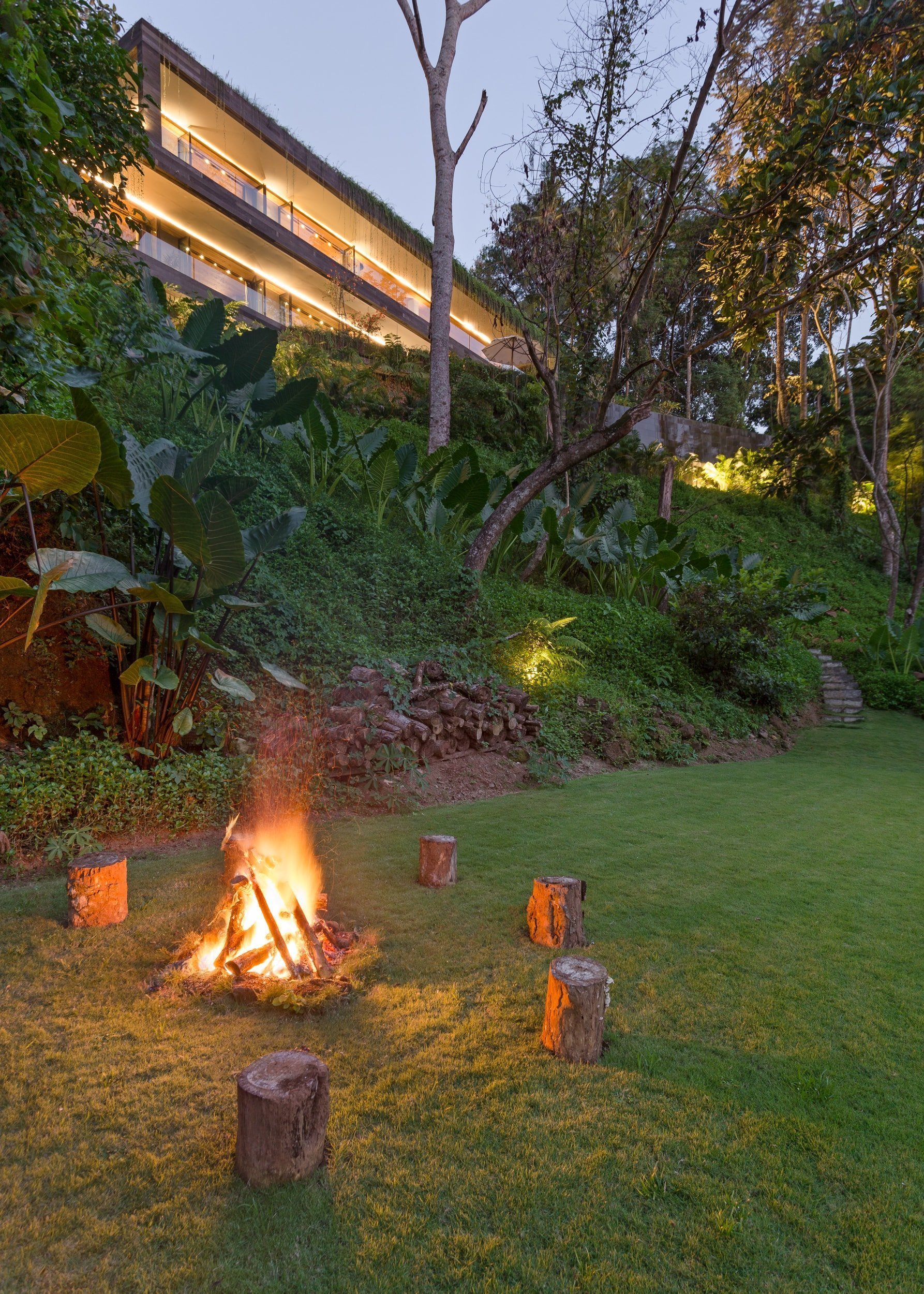 Vila postavená v balijské pobřežní džungli