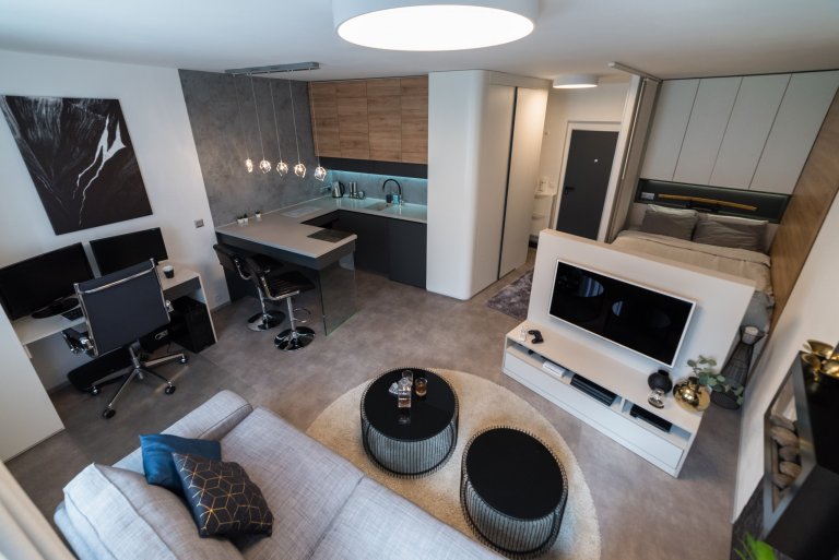 Většina developerů, kterí staví a prodávají malometrážní byty,&nbsp;moc neuvažuje o běžném životě v nich. Proto vznikají dispozice, které jsou pro plynulý…