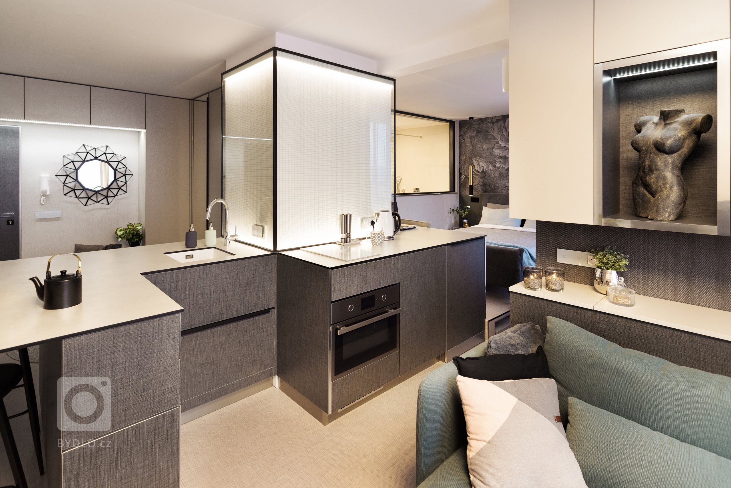 Jak bydlí designérka na 37 m2

Vzhledem k&nbsp;tomu, že jsem si bydlení navrhovala sama pro sebe, zadání jsem měla jasné: prostor bytu musí být otevřený a…