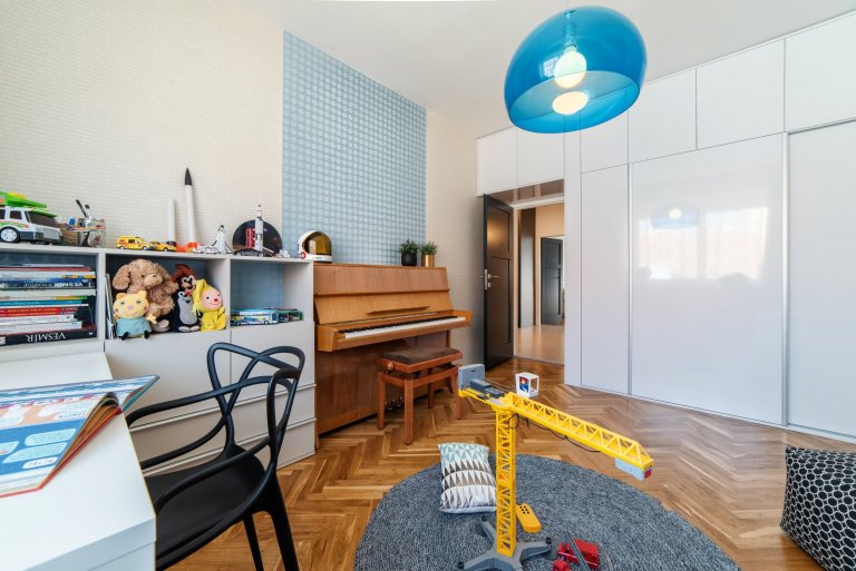 Městský činžovní dům byl postaven začátkem 50. let minulého století. Jednotlivé byty patří městu, ale i přesto se klienti rozhodli, že do městského bytu dají…