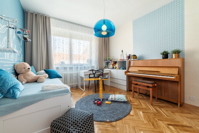 Městský činžovní dům byl postaven začátkem 50. let minulého století. Jednotlivé byty patří městu, ale i přesto se klienti rozhodli, že do městského bytu dají…