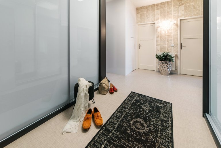 Městský činžovní dům byl postaven začátkem 50. let minulého století. Jednotlivé byty patří městu, ale i přesto se klienti rozhodli, že do městského bytu dají…