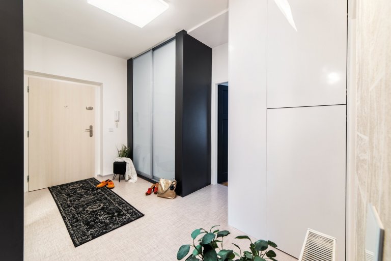 Městský činžovní dům byl postaven začátkem 50. let minulého století. Jednotlivé byty patří městu, ale i přesto se klienti rozhodli, že do městského bytu dají…