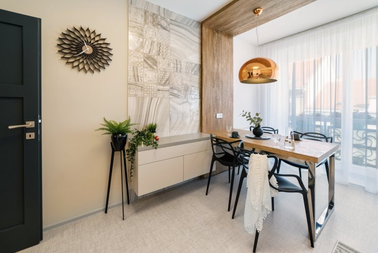 Městský činžovní dům byl postaven začátkem 50. let minulého století. Jednotlivé byty patří městu, ale i přesto se klienti rozhodli, že do městského bytu dají…