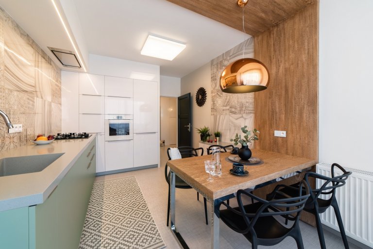 Městský činžovní dům byl postaven začátkem 50. let minulého století. Jednotlivé byty patří městu, ale i přesto se klienti rozhodli, že do městského bytu dají…