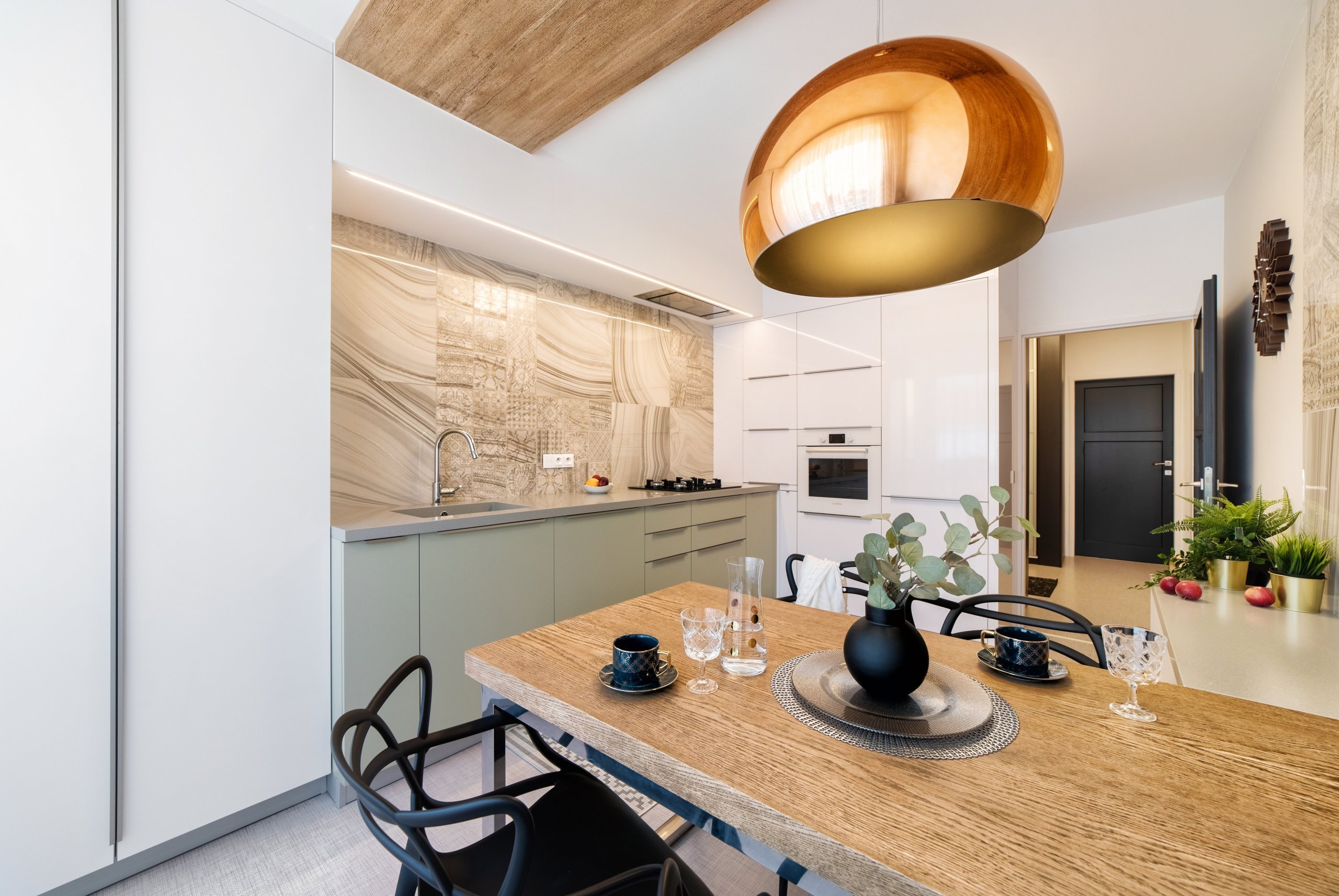 Městský činžovní dům byl postaven začátkem 50. let minulého století. Jednotlivé byty patří městu, ale i přesto se klienti rozhodli, že do městského bytu dají…