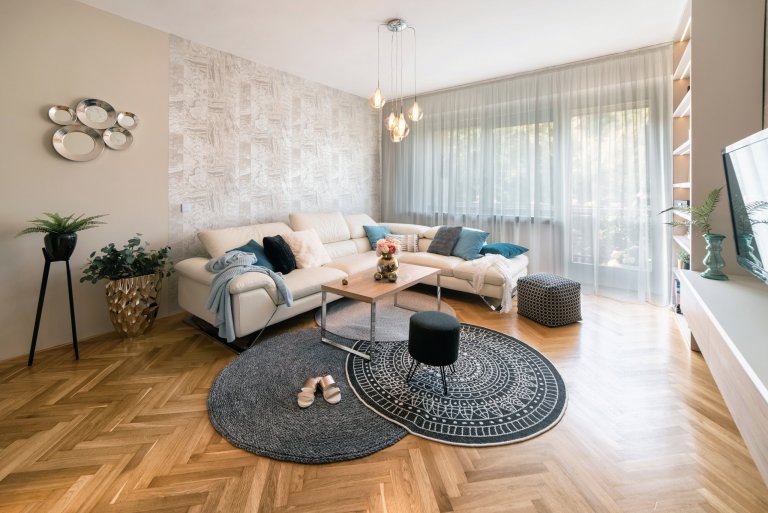 Městský činžovní dům byl postaven začátkem 50. let minulého století. Jednotlivé byty patří městu, ale i přesto se klienti rozhodli, že do městského bytu dají…