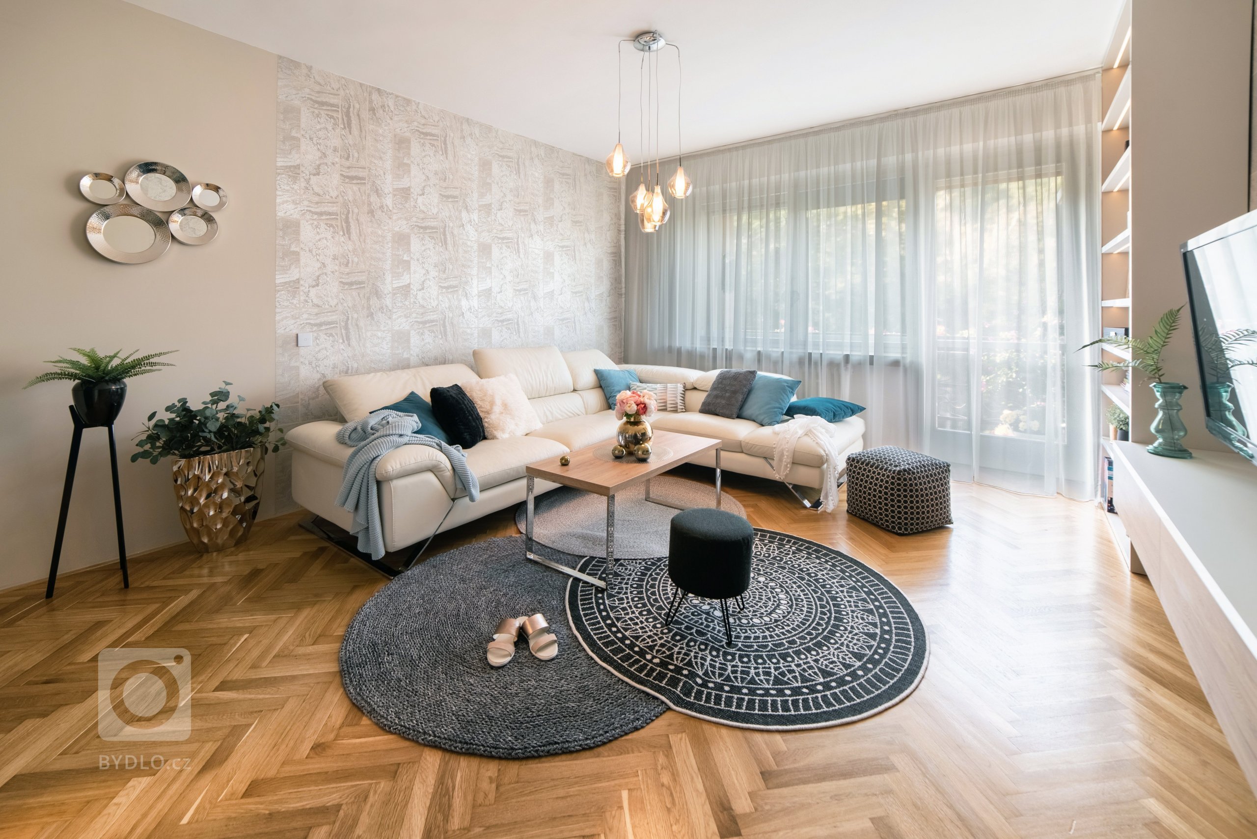 Městský činžovní dům byl postaven začátkem 50. let minulého století. Jednotlivé byty patří městu, ale i přesto se klienti rozhodli, že do městského bytu dají…