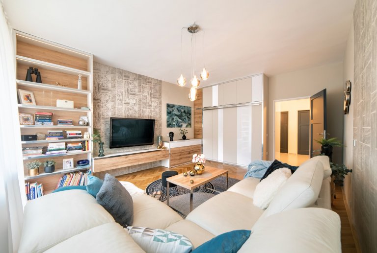 Městský činžovní dům byl postaven začátkem 50. let minulého století. Jednotlivé byty patří městu, ale i přesto se klienti rozhodli, že do městského bytu dají…