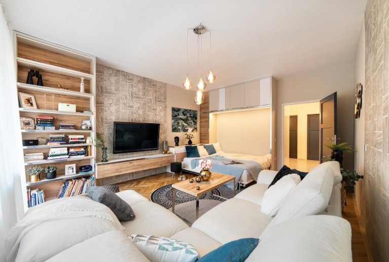 Městský činžovní dům byl postaven začátkem 50. let minulého století. Jednotlivé byty patří městu, ale i přesto se klienti rozhodli, že do městského bytu dají…