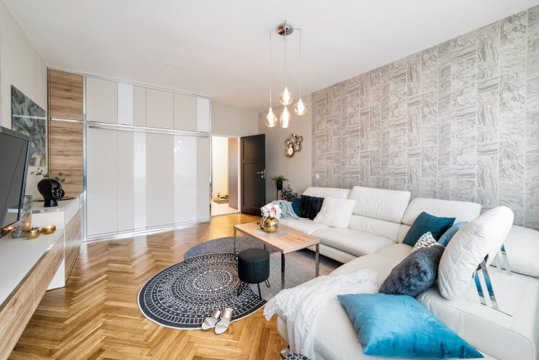 Městský činžovní dům byl postaven začátkem 50. let minulého století. Jednotlivé byty patří městu, ale i přesto se klienti rozhodli, že do městského bytu dají…