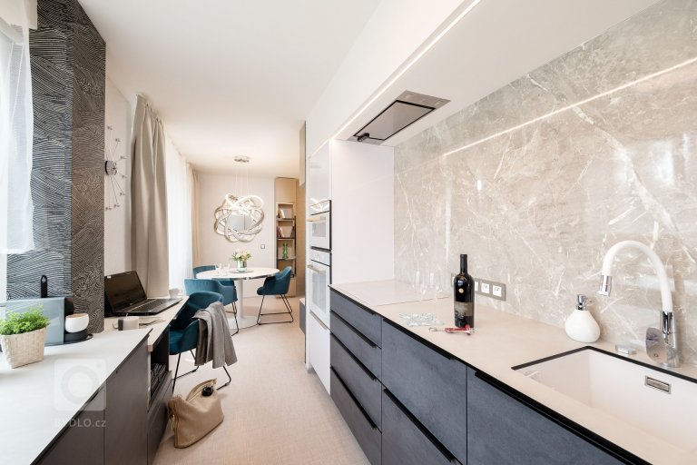 add picture to album