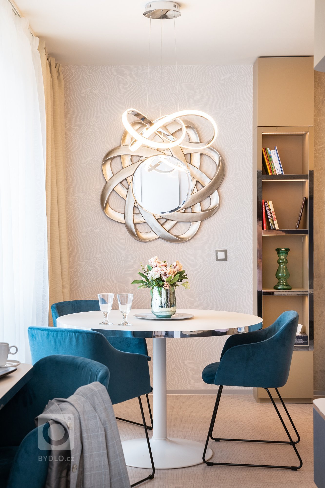 Manželé v důchodovém věku (oba 72 let) jsou aktivní, sportovně a kulturně založení lidé. Ačkoli jsou to sedmdesátníci, oba stále pracují a žijí velmi moderně.…