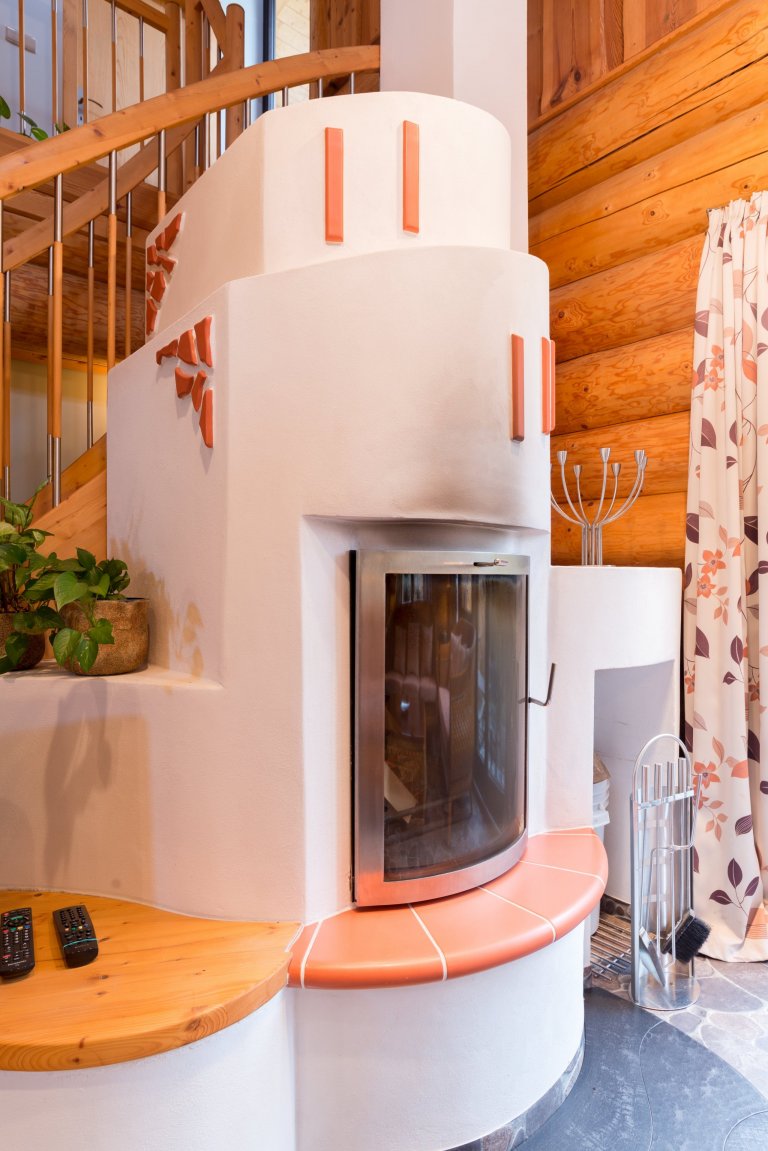 Srub zasazený na pozemku v blízkosti lesa je obklopený volným nezastavěným prostorem a pastvinami s koňmi. Koncept domu, zařízení, dispozice a vybavení jsou…