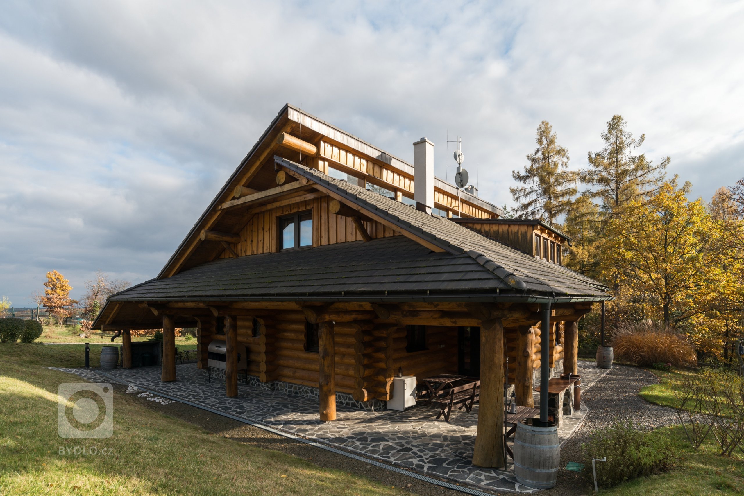 Srub zasazený na pozemku v blízkosti lesa je obklopený volným nezastavěným prostorem a pastvinami s koňmi. Koncept domu, zařízení, dispozice a vybavení jsou…