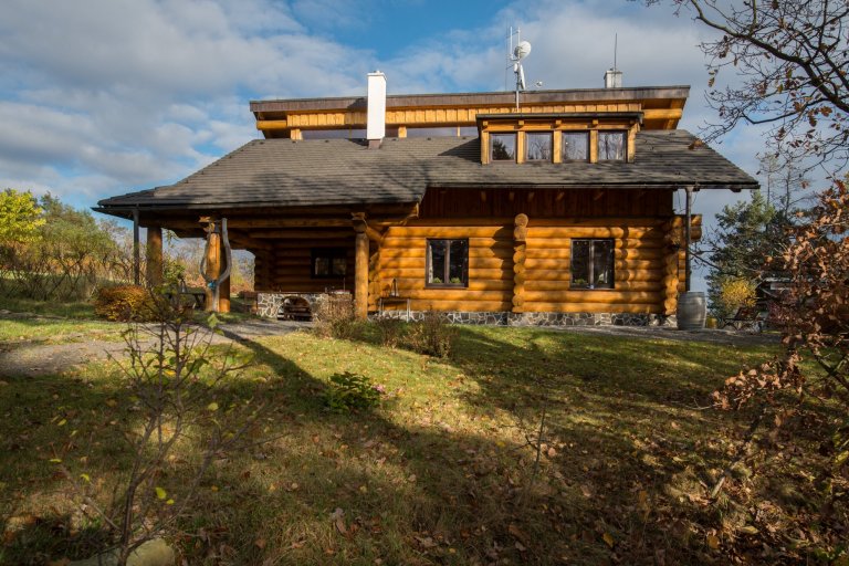 Srub zasazený na pozemku v blízkosti lesa je obklopený volným nezastavěným prostorem a pastvinami s koňmi. Koncept domu, zařízení, dispozice a vybavení jsou…