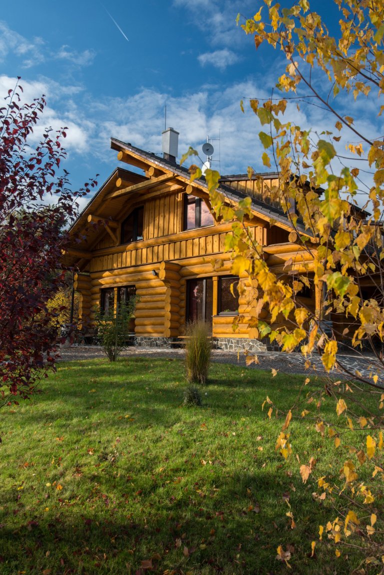 Srub zasazený na pozemku v blízkosti lesa je obklopený volným nezastavěným prostorem a pastvinami s koňmi. Koncept domu, zařízení, dispozice a vybavení jsou…