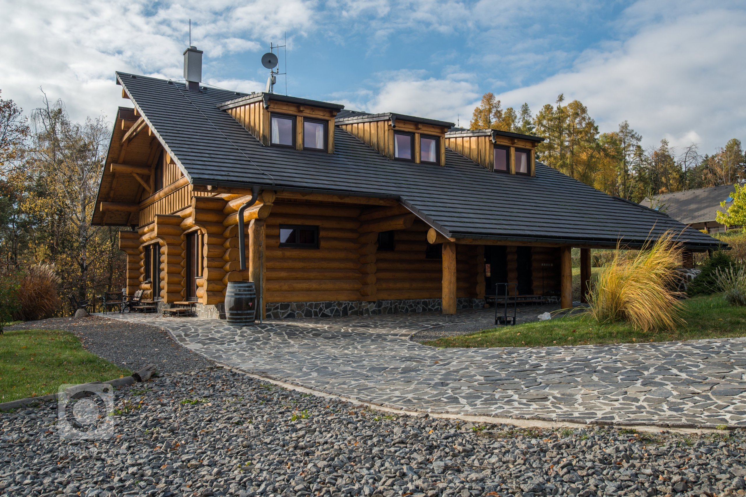 Srub zasazený na pozemku v blízkosti lesa je obklopený volným nezastavěným prostorem a pastvinami s koňmi. Koncept domu, zařízení, dispozice a vybavení jsou…