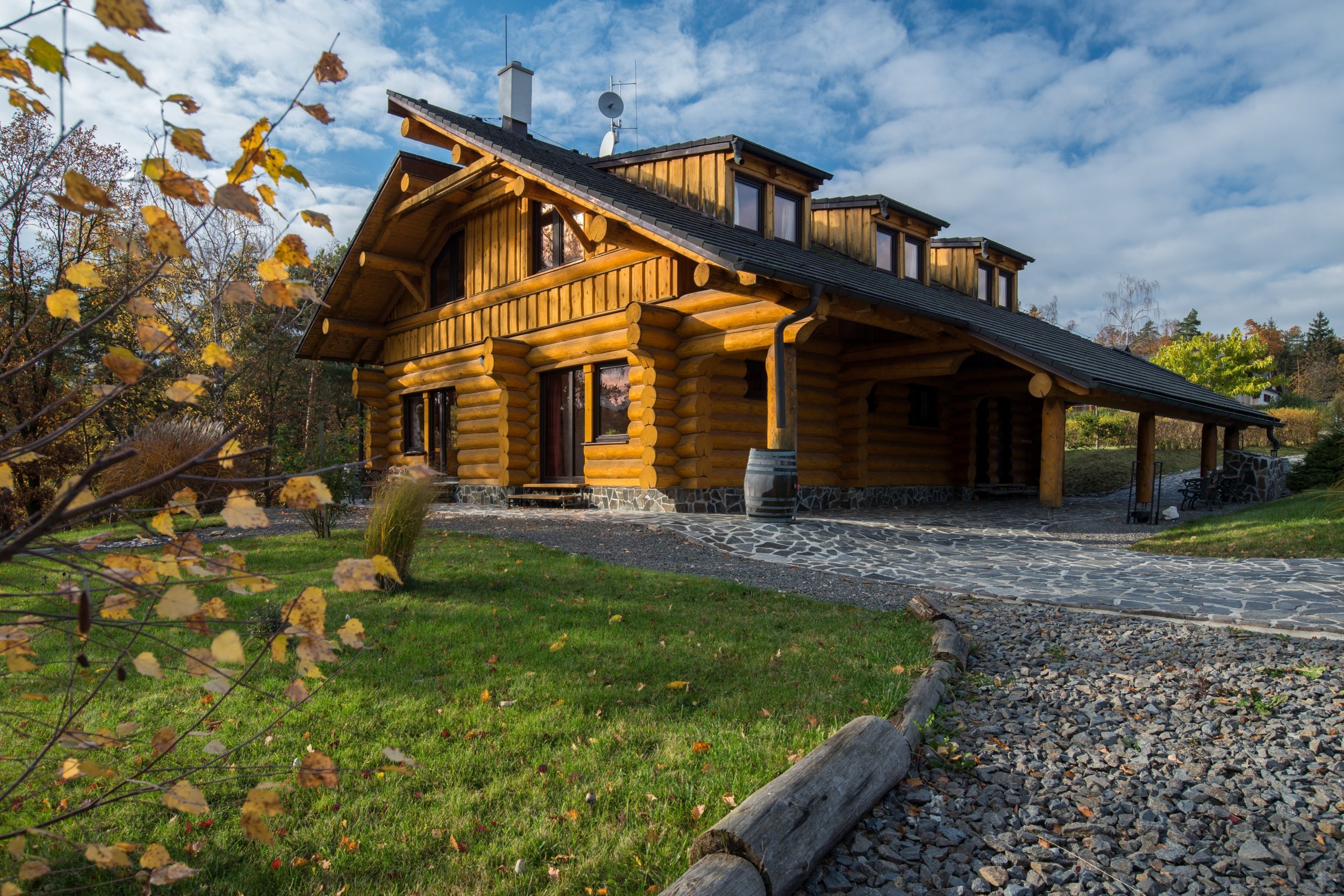 Srub zasazený na pozemku v blízkosti lesa je obklopený volným nezastavěným prostorem a pastvinami s koňmi. Koncept domu, zařízení, dispozice a vybavení jsou…