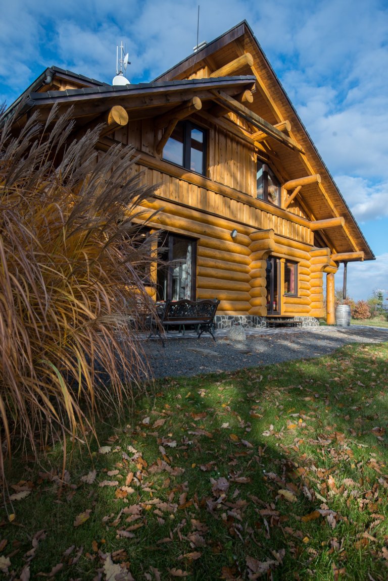 Srub zasazený na pozemku v blízkosti lesa je obklopený volným nezastavěným prostorem a pastvinami s koňmi. Koncept domu, zařízení, dispozice a vybavení jsou…