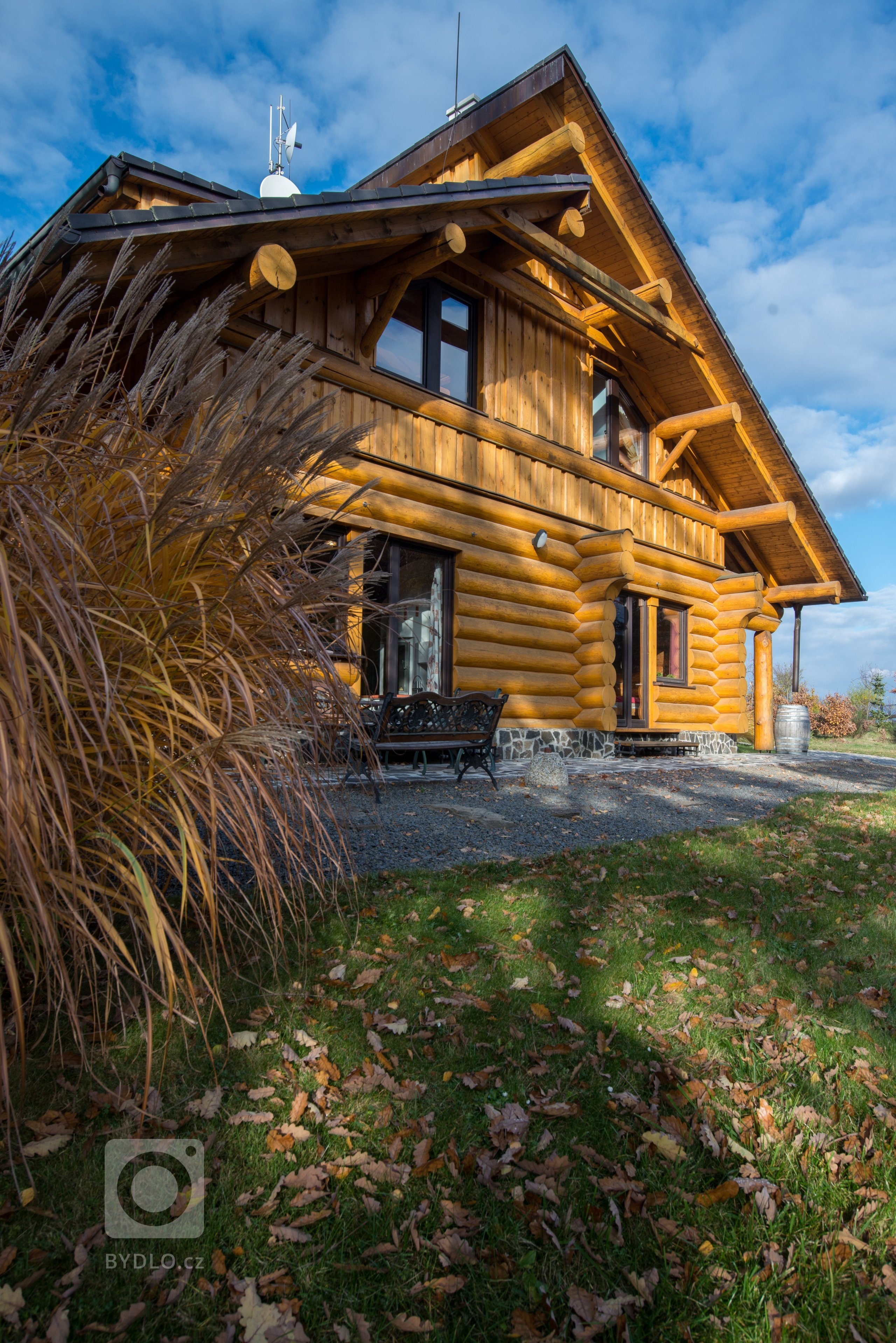 Srub zasazený na pozemku v blízkosti lesa je obklopený volným nezastavěným prostorem a pastvinami s koňmi. Koncept domu, zařízení, dispozice a vybavení jsou…