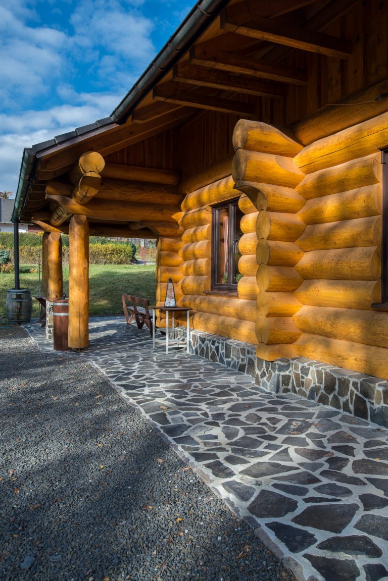 Srub zasazený na pozemku v blízkosti lesa je obklopený volným nezastavěným prostorem a pastvinami s koňmi. Koncept domu, zařízení, dispozice a vybavení jsou…