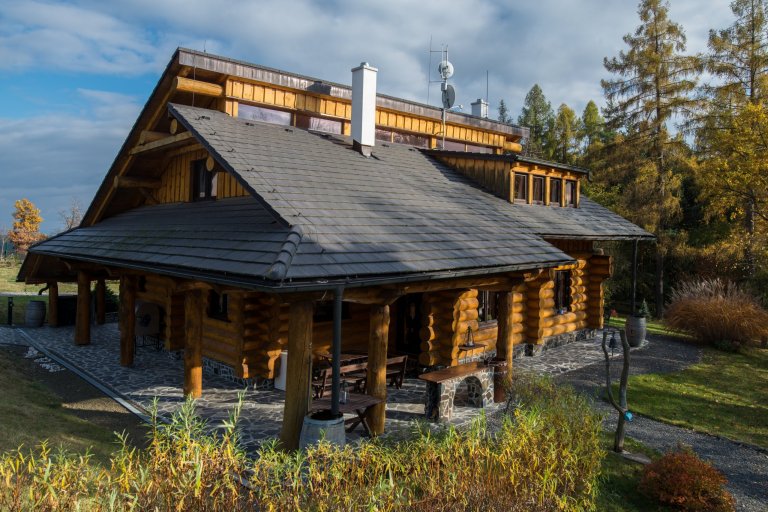 Srub zasazený na pozemku v blízkosti lesa je obklopený volným nezastavěným prostorem a pastvinami s koňmi. Koncept domu, zařízení, dispozice a vybavení jsou…