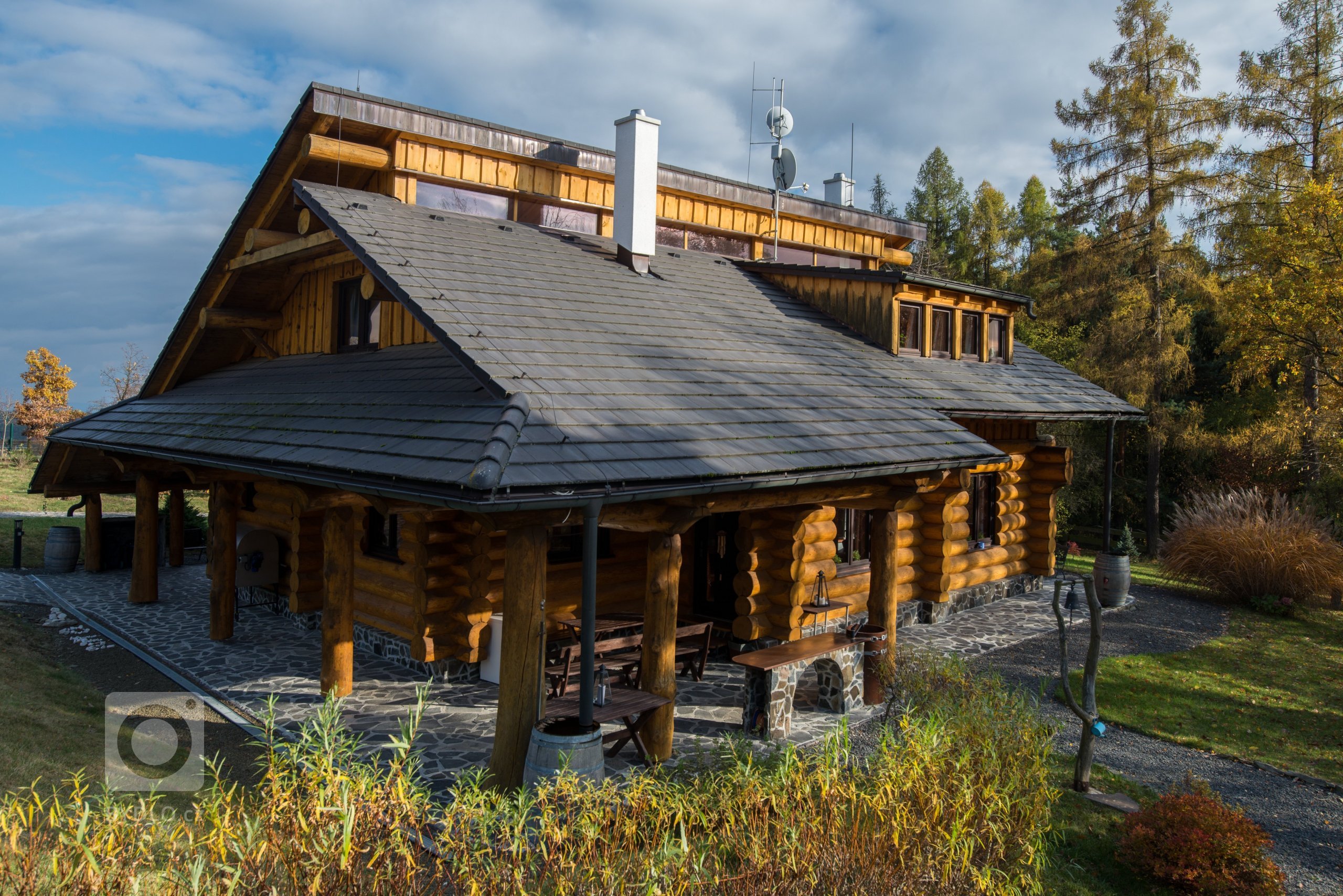 Srub zasazený na pozemku v blízkosti lesa je obklopený volným nezastavěným prostorem a pastvinami s koňmi. Koncept domu, zařízení, dispozice a vybavení jsou…