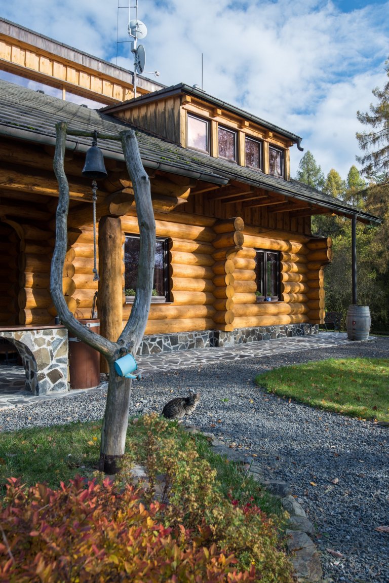 Srub zasazený na pozemku v blízkosti lesa je obklopený volným nezastavěným prostorem a pastvinami s koňmi. Koncept domu, zařízení, dispozice a vybavení jsou…