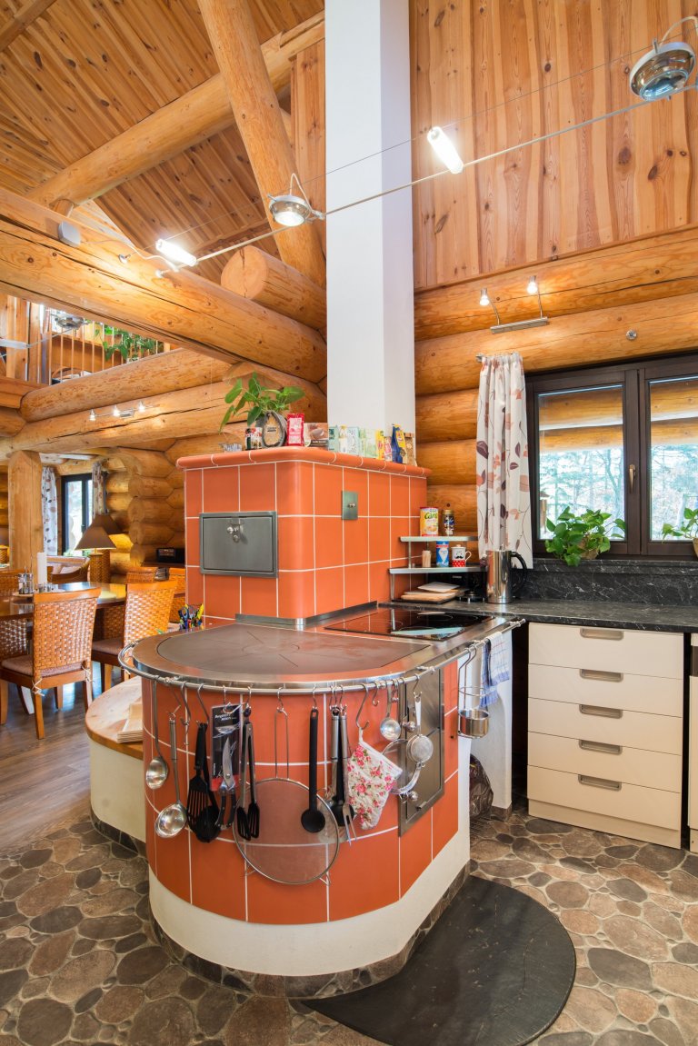 Srub zasazený na pozemku v blízkosti lesa je obklopený volným nezastavěným prostorem a pastvinami s koňmi. Koncept domu, zařízení, dispozice a vybavení jsou…