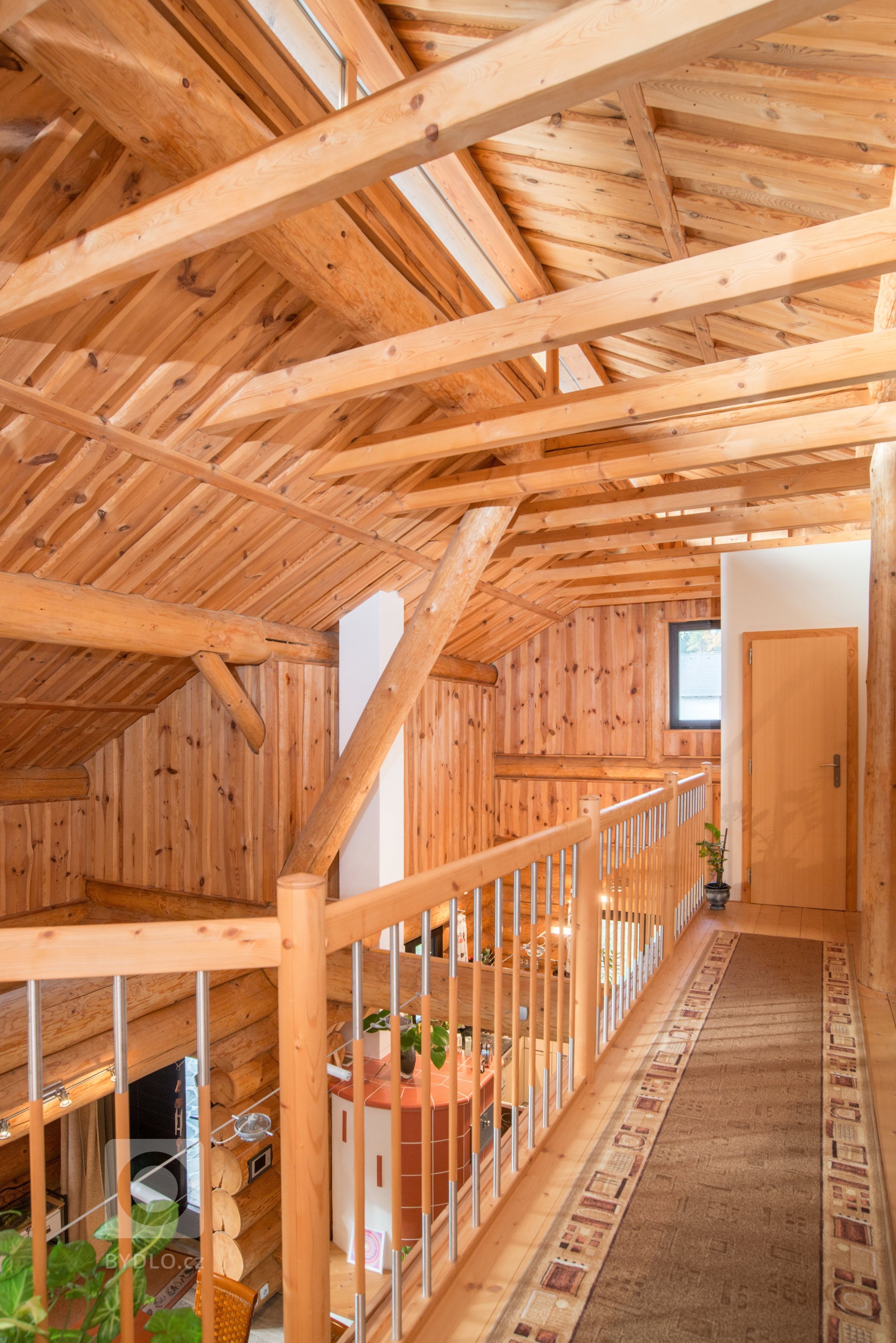 Srub zasazený na pozemku v blízkosti lesa je obklopený volným nezastavěným prostorem a pastvinami s koňmi. Koncept domu, zařízení, dispozice a vybavení jsou…