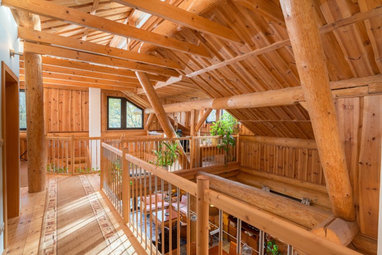 Srub zasazený na pozemku v blízkosti lesa je obklopený volným nezastavěným prostorem a pastvinami s koňmi. Koncept domu, zařízení, dispozice a vybavení jsou…