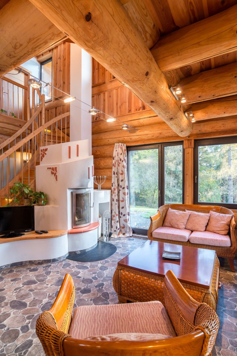 Srub zasazený na pozemku v blízkosti lesa je obklopený volným nezastavěným prostorem a pastvinami s koňmi. Koncept domu, zařízení, dispozice a vybavení jsou…