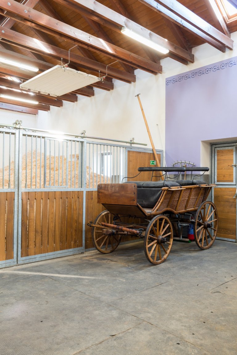 Srub zasazený na pozemku v blízkosti lesa je obklopený volným nezastavěným prostorem a pastvinami s koňmi. Koncept domu, zařízení, dispozice a vybavení jsou…