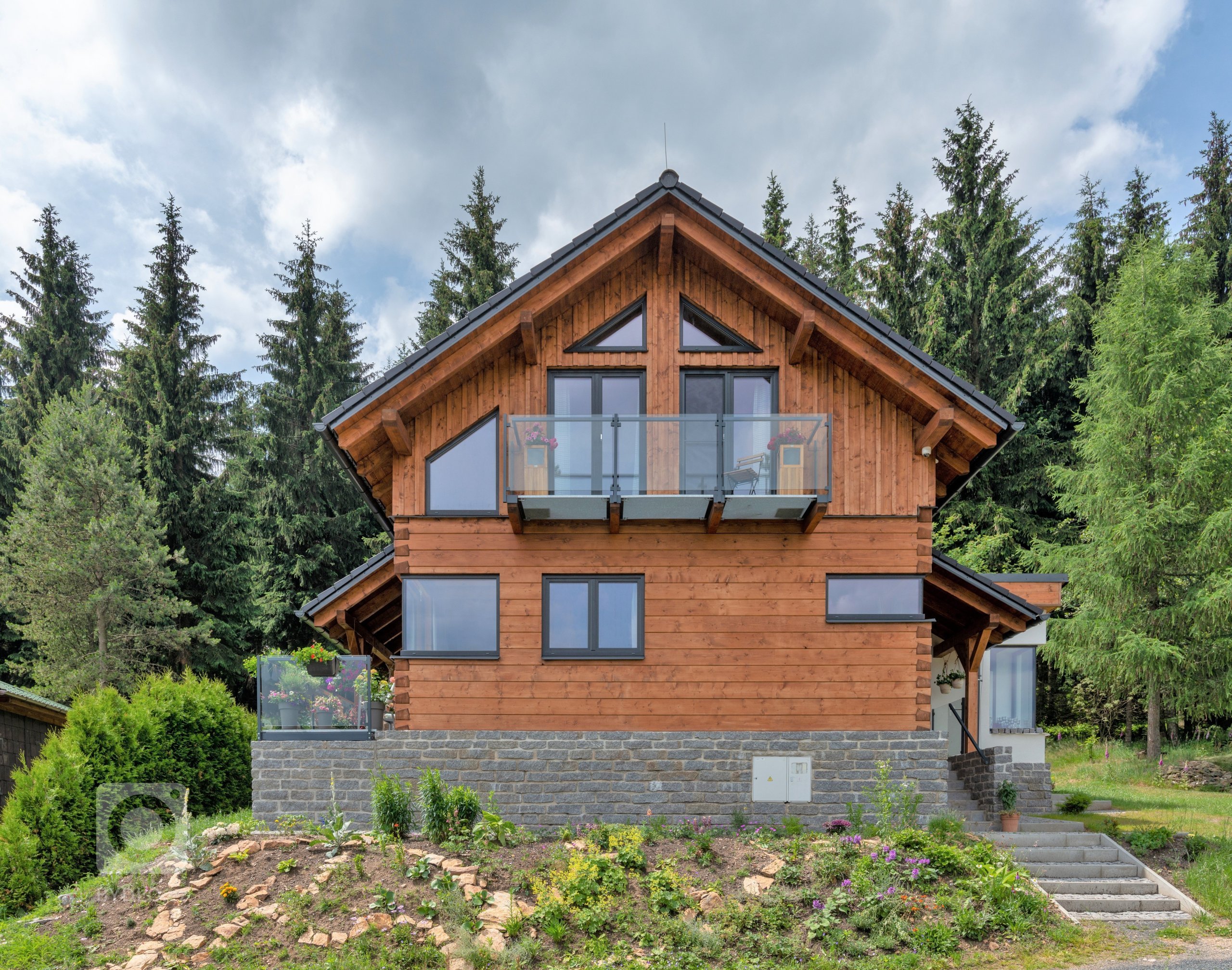 Tato roubenka slouží čtyřčlenné rodině zatím pouze k rekreaci. Máte-li rádi přírodu, přírodní materiály a moderní architekturu&nbsp;&ndash; pak je roubenka…