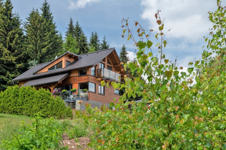 Tato roubenka slouží čtyřčlenné rodině zatím pouze k rekreaci. Máte-li rádi přírodu, přírodní materiály a moderní architekturu&nbsp;&ndash; pak je roubenka…