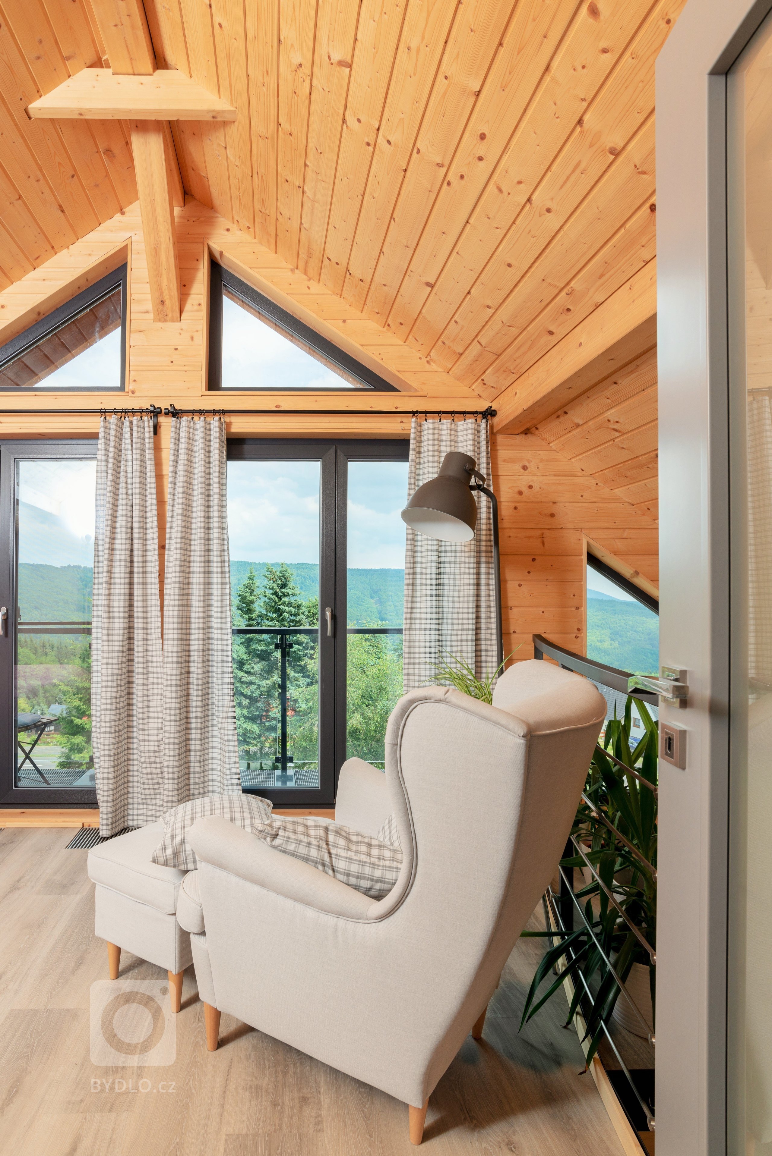 Tato roubenka slouží čtyřčlenné rodině zatím pouze k rekreaci. Máte-li rádi přírodu, přírodní materiály a moderní architekturu&nbsp;&ndash; pak je roubenka…