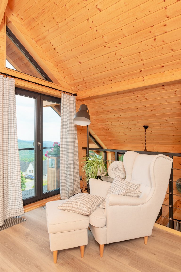 Tato roubenka slouží čtyřčlenné rodině zatím pouze k rekreaci. Máte-li rádi přírodu, přírodní materiály a moderní architekturu&nbsp;&ndash; pak je roubenka…