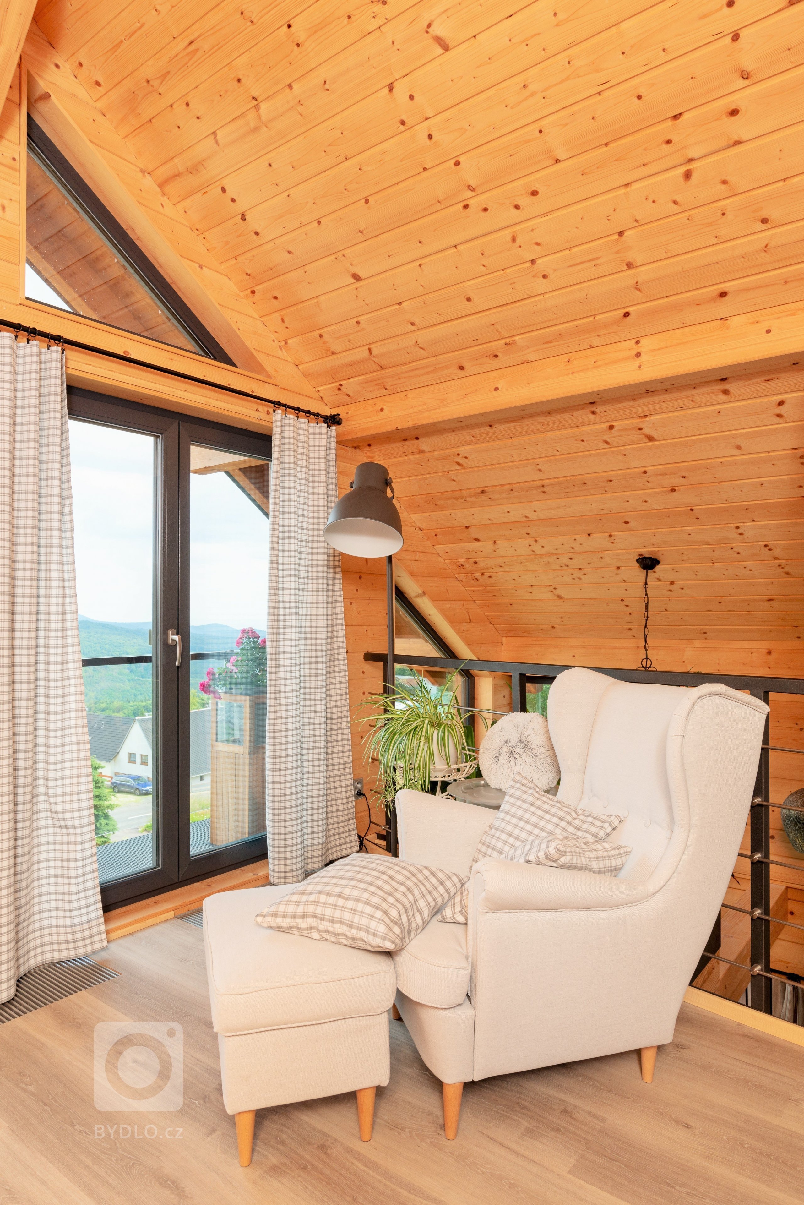 Tato roubenka slouží čtyřčlenné rodině zatím pouze k rekreaci. Máte-li rádi přírodu, přírodní materiály a moderní architekturu&nbsp;&ndash; pak je roubenka…