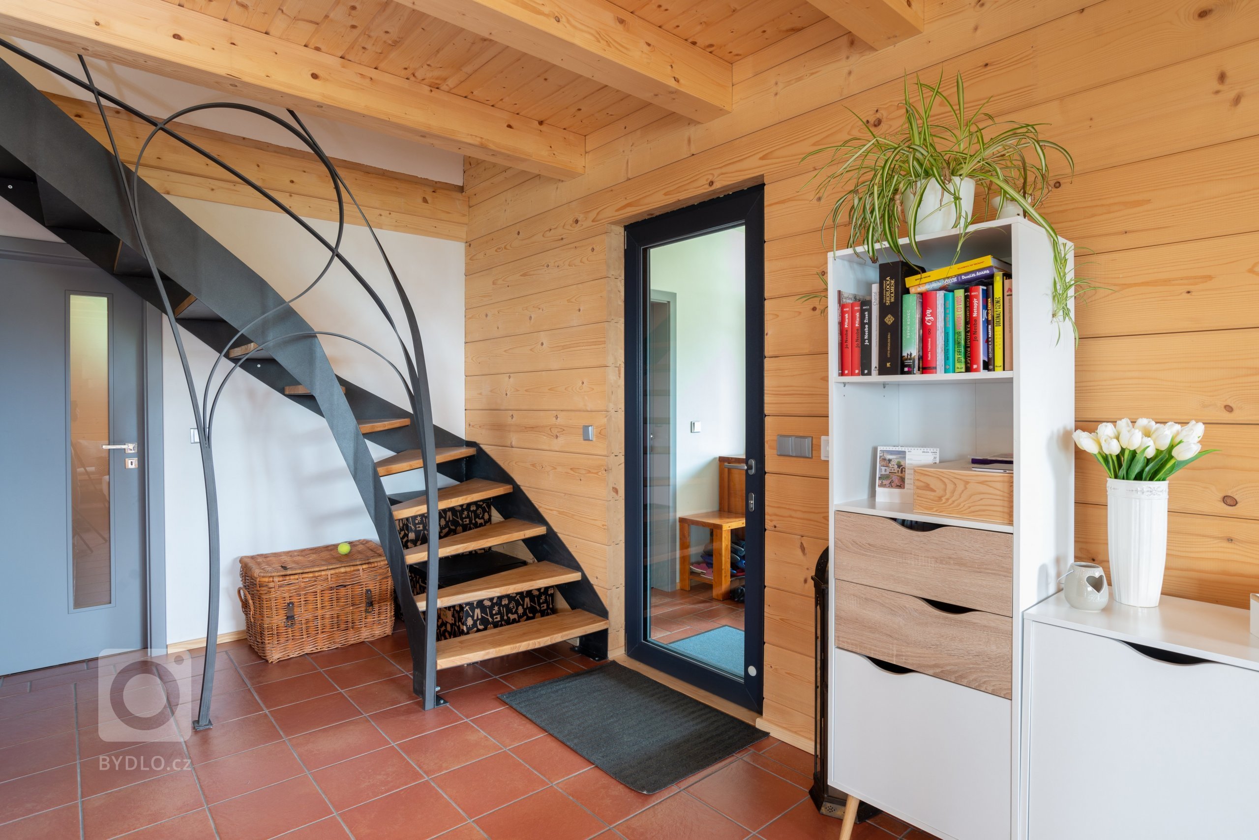 Tato roubenka slouží čtyřčlenné rodině zatím pouze k rekreaci. Máte-li rádi přírodu, přírodní materiály a moderní architekturu&nbsp;&ndash; pak je roubenka…