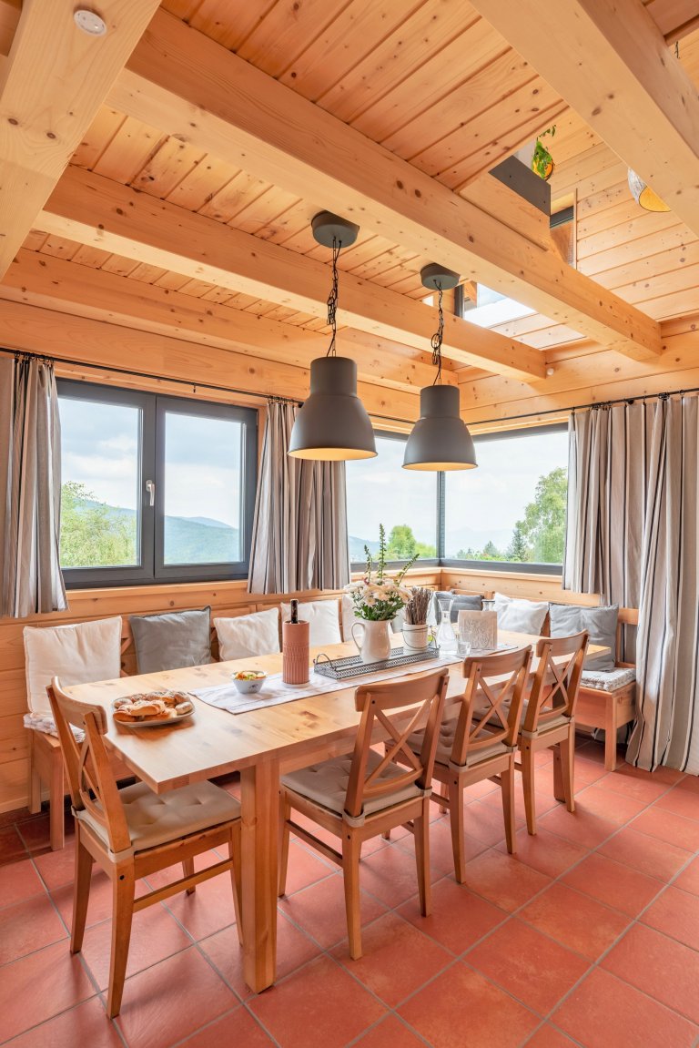 Tato roubenka slouží čtyřčlenné rodině zatím pouze k rekreaci. Máte-li rádi přírodu, přírodní materiály a moderní architekturu&nbsp;&ndash; pak je roubenka…