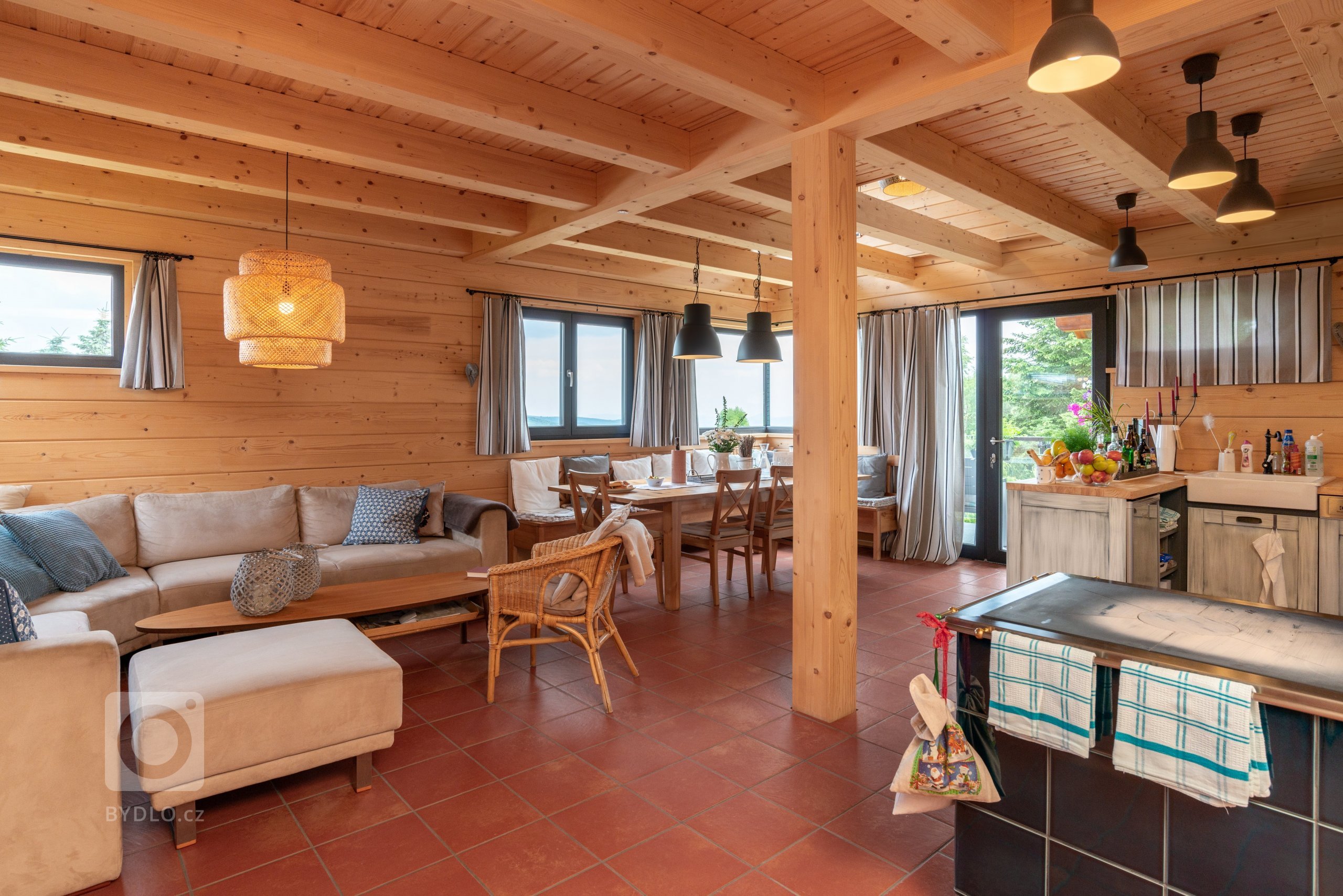 Tato roubenka slouží čtyřčlenné rodině zatím pouze k rekreaci. Máte-li rádi přírodu, přírodní materiály a moderní architekturu&nbsp;&ndash; pak je roubenka…