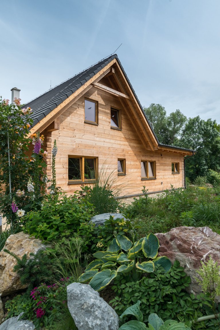 Krásná moderní roubenka z borovice do tvaru U postavená na Slovensku. Tato roubenka slouží jako rozvojové centrum Demján s.r.o.&nbsp;pro legendárního…